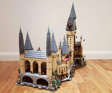 Load image into Gallery viewer, Castillo de Hogwarts armable de 6120 piezas.