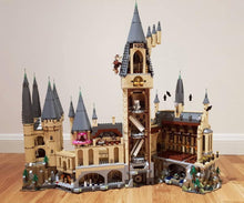 Cargar imagen en el visor de la galería, Castillo de Hogwarts armable de 6120 piezas.