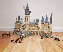 Load image into Gallery viewer, Castillo de Hogwarts armable de 6120 piezas.